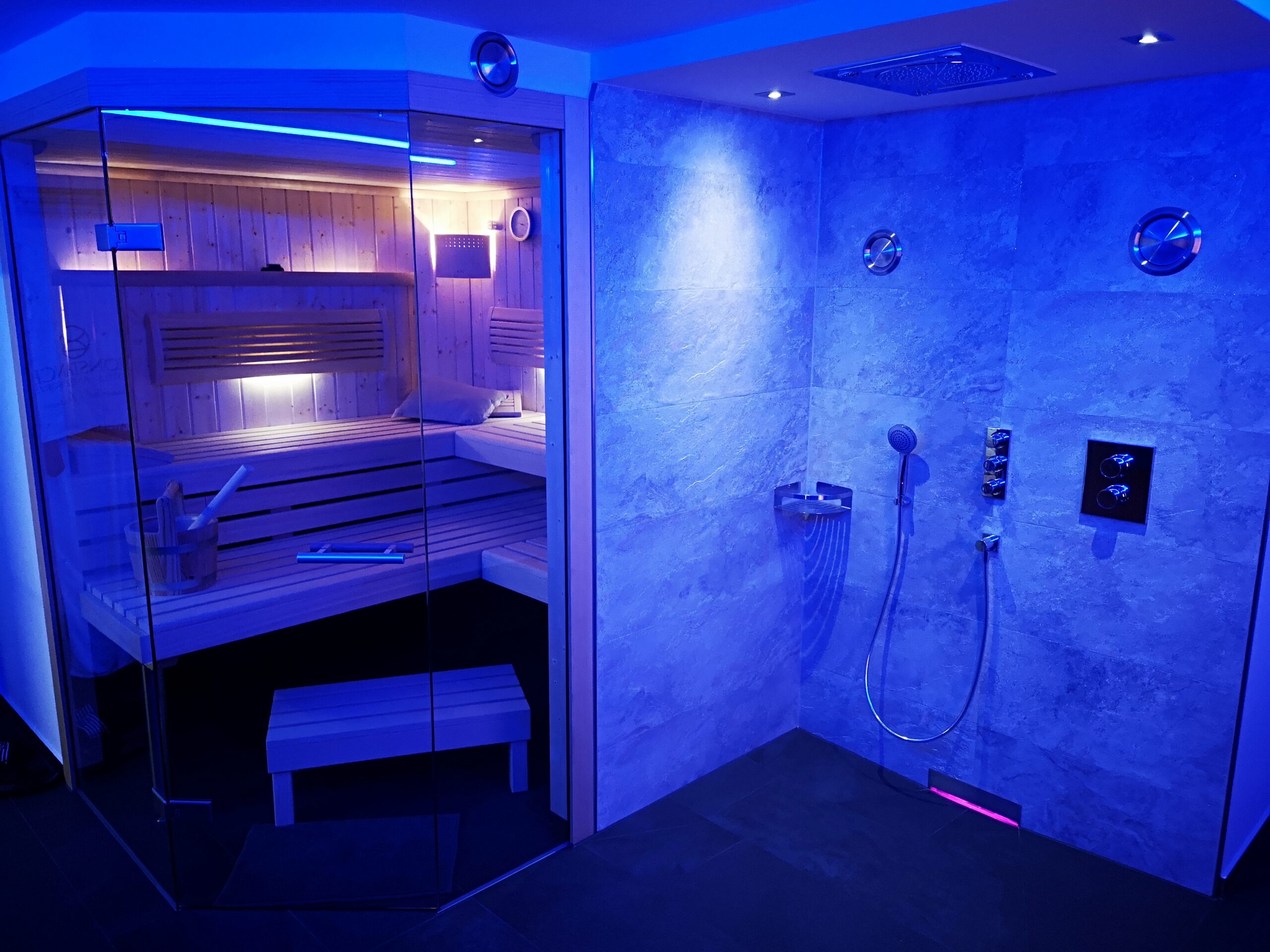 Badumbau Fürth – Home-Spa/Wellnessbad mit LED-Licht, Dusche und Sitzbank (Umbau)