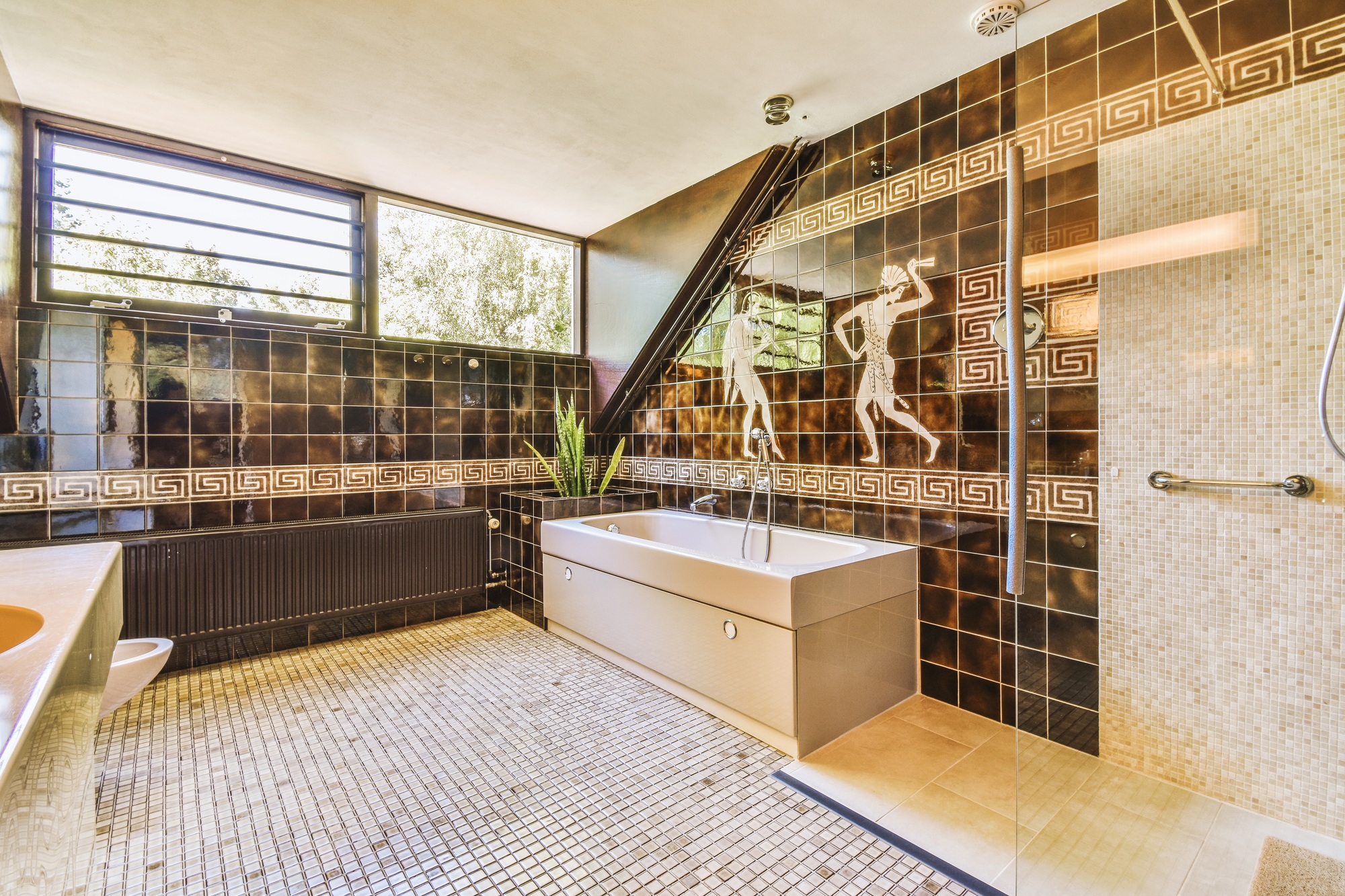 Badsanierung Fürth – modernes Bad mit Mosaikfliesen (Akzent/Nische) und Glasdusche