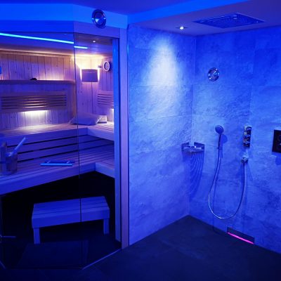 Badumbau Fürth – Home-Spa/Wellnessbad mit LED-Licht, Dusche und Sitzbank (Umbau)